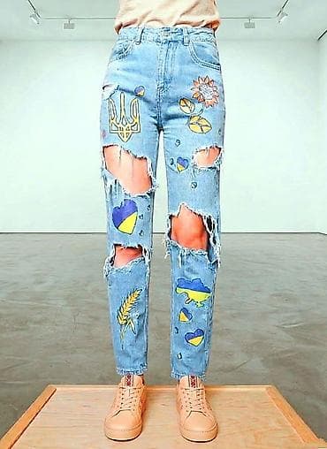 Джинси з ручним розписом у стилі української символіки - Модель на lalafo.ua Джинси з ручним розписом у стилі української символіки - Модель